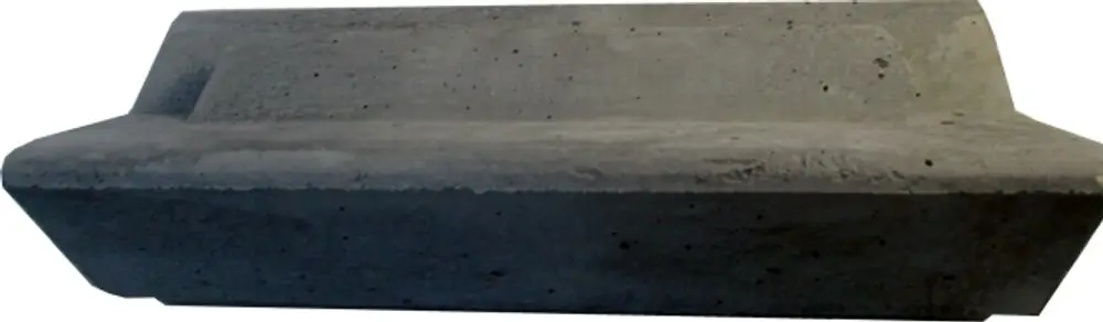 Betonstein mit flacher Oberfläche und schrägem Rand, möglicherweise Teil eines Heizsystems von Wolf. Nutzbar in einer Brennkammerinstallation.